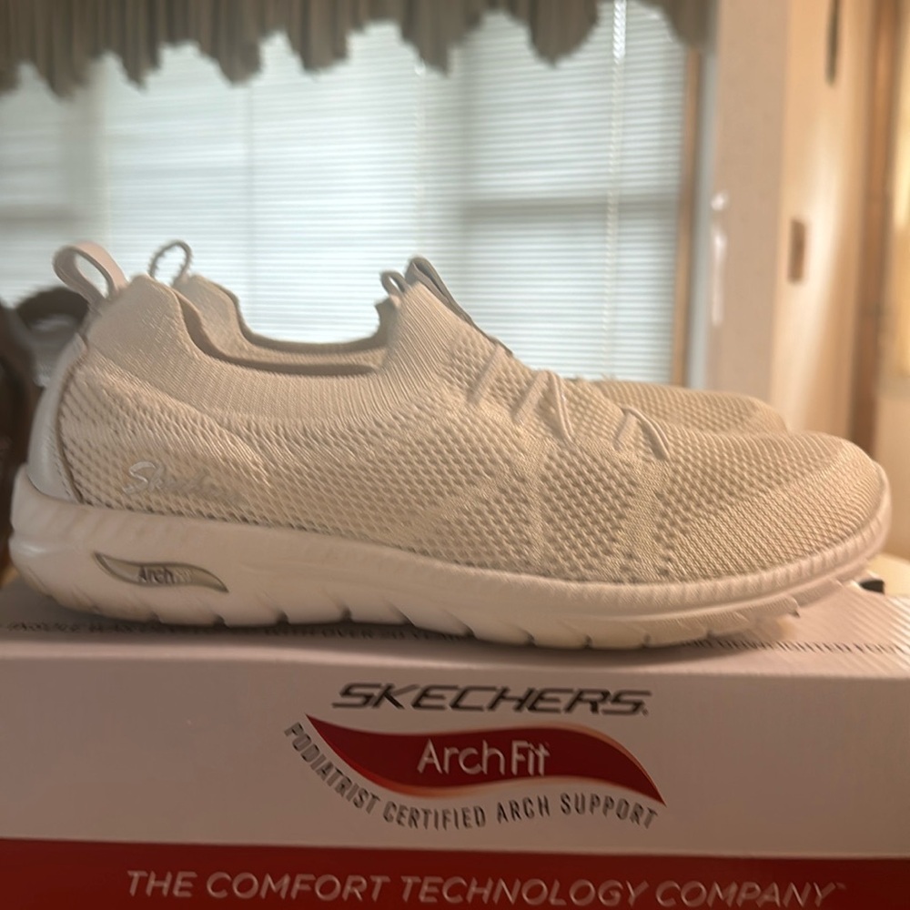 Skechers Archfit white size 8 1/2